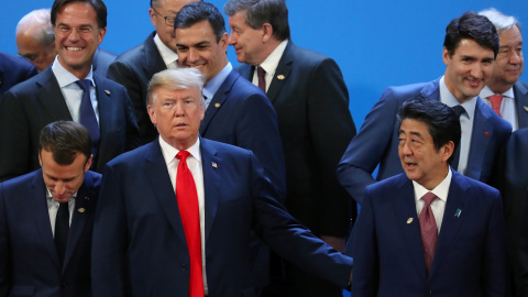 El presidente de EEUU, Donald Trump, junto al francés Emmanuel Macron, el holandés Mark Rutte, el  español Pedro Sánchez, el  canadiense Justin Trudeau y el japonés Shinzo Abe, tras posar para la foto de familia de la cumbre del G-20 en Buenos Aires.