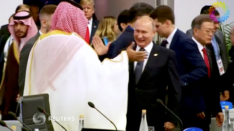 Bin Salman y el presidente de Rusia, Vladimir Putin, se saludaron entre risas. / REUTERS