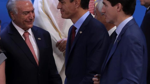 El presidente del Gobierno español, Pedro Sánchez (centro) y el primer ministro de Canadá, Justin Trudeau (dcha), caminan frente al príncipe heredero saudí, Bin Salman (centro-detrás), y el presidente de Brasil, Michel Temer (izq). / EFE - BALLESTER