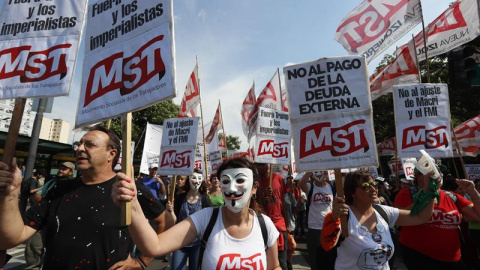 Protestan además contra la política del ajuste del Ejecutivo y hacia las medidas de Mauricio Macri que aumentaron la deuda externa. / EFE - JUAN IGNACIO RONCORINI