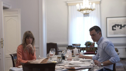 Pedro Sánchez y Begoña Sánchez, en la serie documental sobre el funcionamiento interno de la Moncloa.