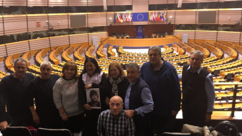 Familiares de víctimas de crímenes en la Transición, durante su visita al Parlamento Europeo