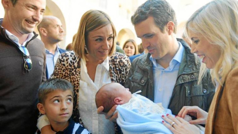 Pablo Casado y su mujer, con una familia n la clausura de la Convención de Familia e Igualdad del PP en Cartagena. EFE