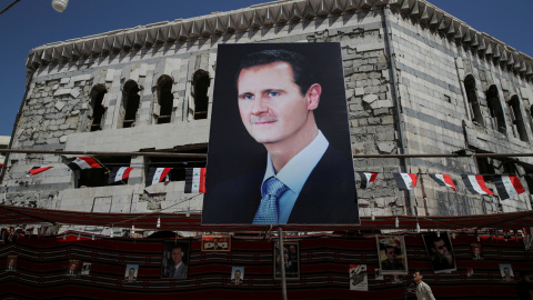 Un cartel con la imagen del presidente sirio Bashar al-Assad en Douma, en las afueras de Damasco (Siria). REUTERS / Marko Djurica