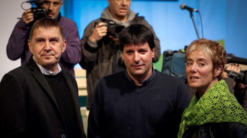 El coordinador general de EH Bildu, Arnaldo Otegi (i), el alcalde de Errenteria, Julen Mendoza (c), y la candidata al Congreso por Navarra, Bel Pozueta, en Errenteria (Gipuzkoa) en el acto de cierre de campaña de la coalición abertzale. EFE/Javier Etxez