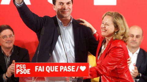 La ministra de Economía, Nadia Calviño, junto al secretario general del PSdeG, Gonzalo Caballero (i) durante un mitin del PSOE celebrado este miércoles en A Coruña. EFE/Cabalar