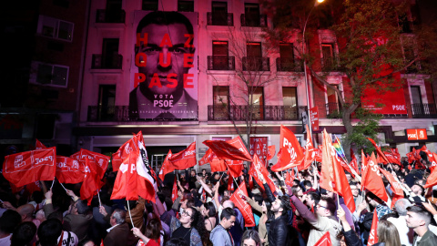 Los militantes socialistas celebran junto a la sede de Ferraz los resultados de las elecciones del 28-A. REUTERS/Sergio Perez