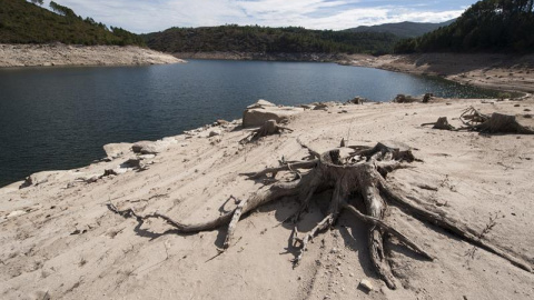 Aspecto del embalse de Linsoso, en el municipio orensano de Lobios, donde se ha decretado el estado de alerta por sequía - EFE/Brais Lorenzo