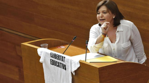 La portavoz y presidenta del PPCV, Isabel Bonig, durante su intervención en la sesion de control en Les Corts Valencianes. EFE/Manuel Bruque.