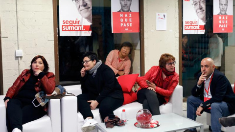 Seguidores y simpatizantes del PSOE-PSPV siguen el recuento electoral en el local habilitado en el barrio del Carmen de Valencia. EFE/Juan Carlos Cárdenas