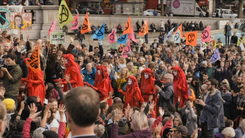 04/10/2022. Una de las acciones multitudinarias de Extinction Rebellion.