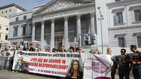 03/10/2022-Un grupo de personas perteneciente a la plataforma de víctimas del Alvia de Santiago se concentra frente a las puertas del Congreso de los Diputados, a 3 de octubre de 2022, en Madrid