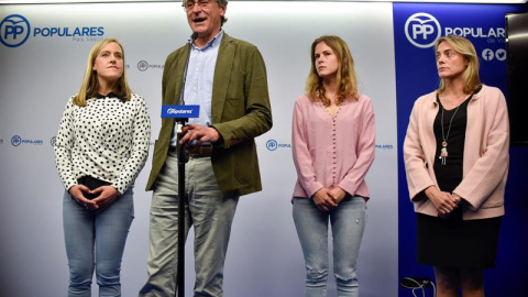 El presidente del PP del País Vasco, Alfonso Alonso (2i), para valorar los resultados de su formación en las elecciones generales. EFE/Miguel Toña