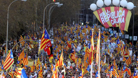 Manifestación bajo los lemas "Autodeterminación no es delito" y "Democracia es decidir" en Madrid. EFE/J.J GUILLÉN