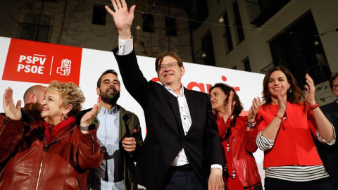 El candidato del PSPV y president en funciones de la Generalitat Valenciana, Ximo Puig, saluda tras ganar las elecciones autonómicas del 28A con 27 diputados..EFE/ Juan Carlos Cárdenas