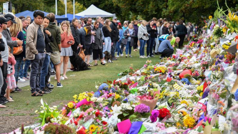 Members of the public visit at a makeshift memorial for the victims of the mosque mass murders at the Botanical Gardens in Christchurch, New Zealand, 17 March 2019. A gunman killed 50 worshippers at the Al Noor Masjid and Linwood Masjid on 15 March. A sus