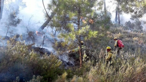 Medios trabajando en la extinción del incendio. / Twitter: @Plan_Infocam