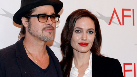 El actor Brad Pitt y la actriz y directora Angelina Jolie posan en los Premios AFI