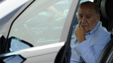 El fundador y presidente del grupo de moda Inditex Amancio Ortega se sienta en un coche al final de la 32ª edición del Concurso Internacional de Saltos de A Coruña en el Centro Ecuestre Casas Novas de Arteixo,