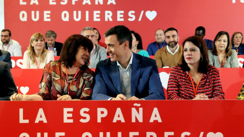 El presidente del Gobierno, Pedro Sánchez, la portavoz del PSOE en el Congreso Adriana Lastra (d), y la presidenta del PSOE Cristina Narbona, en el Comité Federal del PSOE en el que se van a aprobar las listas para las elecciones generales y las europea