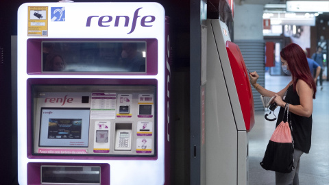 Una chica compra un billete de tren en Atocha