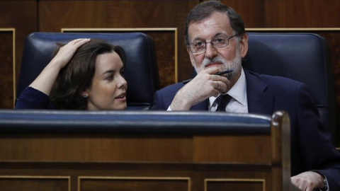 El presidente del Gobierno, Mariano Rajoy (d), y la vicepresidenta, Soraya Sáenz de Santamaría (i), durante el debate. /EFE