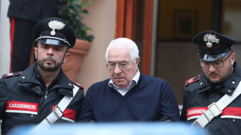 Settimino Mineo, considerado nuevo jefe de Cosa Nostra, es escoltado por dos carabineros tras su arresto en Palermo - EFE/ Igor Pety