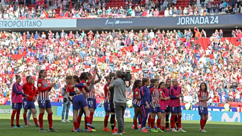 Las jugadoras del Atlético de Madrid se despiden de su afición tras perder por 0-2 contra el Barcelona, tras el partido de la Liga Iberdrola disputado en el estadio Wanda Metropolitano en Madrid.- EFE/Kiko Huesca