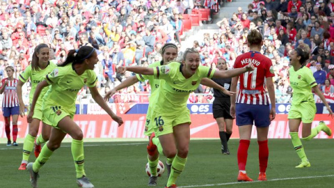 Las jugadoras del Barcelona festejan el gol de la inglesa Tonni Duggan (c) contra el Atlético de Madrid, durante el partido de la Liga Iberdrola disputado en el estadio Wanda Metropolitano en Madrid.- EFE/Kiko Huesca