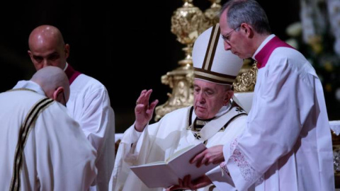 El Papa Francisco durante la Vigilia Pascual en la basílica de San Pedro. / EFE