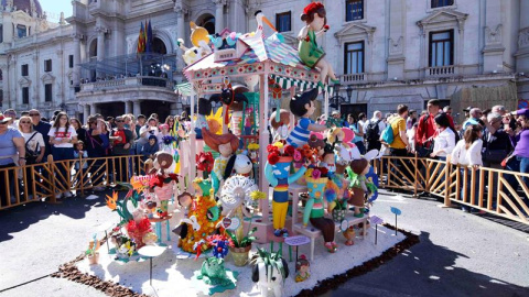 València despierta este viernes con la fantasía y los sueños del arte efímero de sus monumentos infantiles "plantados" ( en la imagen, la del Ayuntamiento) por toda la ciudad en el inicio de los cinco días grandes de las Fallas de 2019 que concluirá