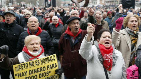 Los pensionistas vascos han retomado hoy en el arenal bilbaíno sus movilizaciones para reclamar unas pensiones "dignas" tras las fiestas navideñas. EFE/Luis Tejido