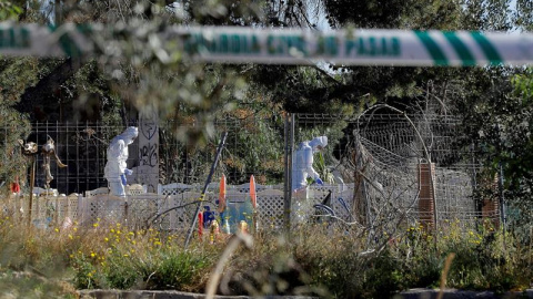 Agentes de la Policía Científica de la Guardia Civil trabajan este viernes en el lugar de la muerte en Godella (Valencia) de los dos menores. EFE/Manuel Bruque