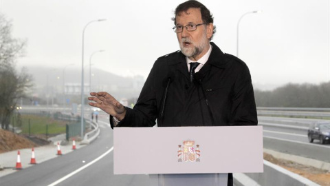 El presidente del Gobierno, Mariano Rajoy durante su discurso en la puesta en servicio de la ampliación de capacidad de la AP-9, de un tramo que recorre Santiago de Compostela. EFE/Lavandeira jr