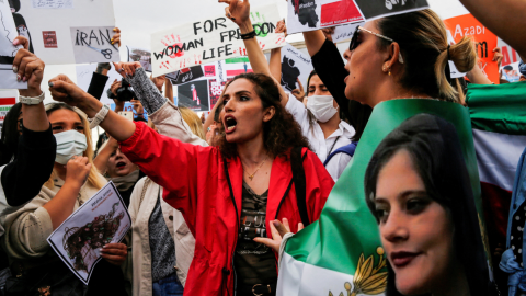 Mujeres gritan en Estambul (Turquía) consignas durante una manifestación tras la muerte de Mahsa Amini en Irán el 2 de octubre de 2022.