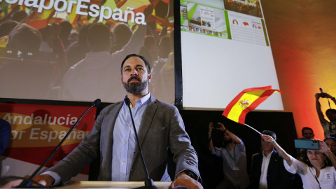 El líder de Vox, Santiago Abascal, durante su intervención en Sevilla tras conocer los resultados elecotrales el pasado domingo.- REUTERS/ MARCELO DEL POZO