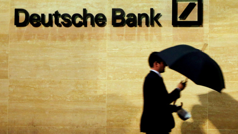 Un hombre com paraguas pasa frente a las oficinas de  Deutsche Bank en Londres. REUTERS/Luke MacGregor