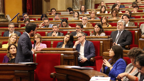 El president de la Generalitat, Pere Aragonès, responent al president del grup parlamentari de Junts, Albert Batet, a la sessió de control.