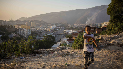 Un niño camina en el sector del Observatorio, en la parroquia del 23 de Enero, en Caracas.- JAIRO VARGAS