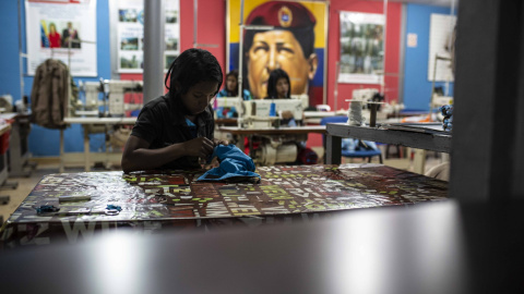 Una trabajadora de la textilería de la Comuna el Panal 2021, en la parroquia del 23 de Enero de Caracas.- JAIRO VARGAS