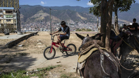 Un niño monta en bicicleta en el barrio 23 de Enero de Caracas.- JAIRO VARGAS