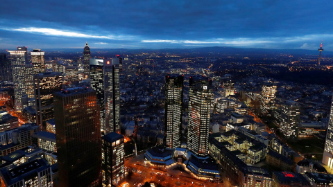 Vista aérea de la sede del Deutsche Bank en el distrito financiero de Fráncfort.. REUTERS/Kai Pfaffenbach