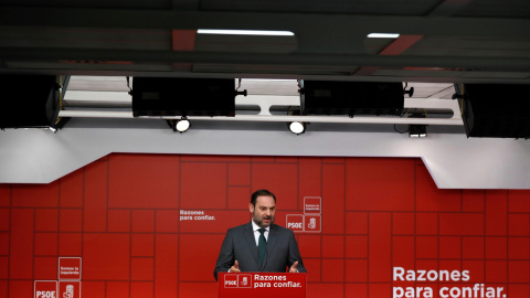 El ministro de Fomento José Luis Ábalos, durante la rueda de prensa tras la reunión de la Ejecutiva Federal del PSOE, que analizó el resultado de las elecciones andaluzas. EFE/Emilio Naranjo