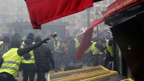 Las protestas de los chalecos amarillos en el restaurante Fouquet's de París este sábado. REUTERS/Philippe Wojazer