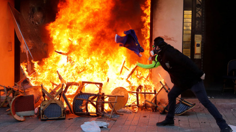 Un manifestante tira una bandera de la UE a un incendio en París durante las protestas de los chalecos amarillos de este sábado. REUTERS/Philippe Wojazer