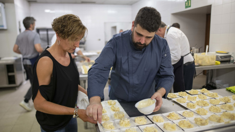 La mejor ensaladilla rusa de España 2022 se prepara con patata asada en el restaurante Castru Gaiteru de Llanes (Asturias), de Pedro Antonio Noriega, que ha logrado acabar con el monopolio malagueño de las tres últimas ediciones de este popular concurs