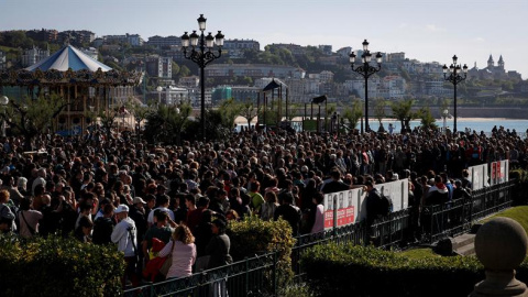 29/04/2019.- Vista de la concentración convocada por el Ayuntamiento de San Sebastián de repulsa y duelo por la brutal paliza propinada a un joven de 17 años el pasado viernes en San Sebastián, que le causó la muerte este domingo. EFE/Javier Etxezarr