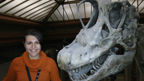 Verónica Díez Díaz, junto al cráneo del saurópodo jurásico Giraffatitan.  / Heinrich Mallison / Museo de Historia natural de Berlín