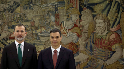 Pedro Sánchez con el rey Felipe VI el día de su toma de posesión como presidente del Gobierno, en el Palacio de la Zarzuela. REUTERS/Pool/Emilio Naranjo