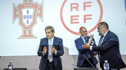 05/10/2022-El presidente de la Federación Portuguesa de Fútbol, Fernando Gomes, el presidente de la Real Federación Española de Fútbol, Luis Rubiales, y el presidente de la Federación Ucraniana de Fútbol, Andriy Pavelko, durante una rueda de prensa